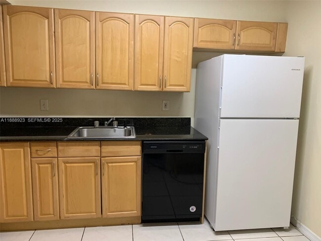 Building Photo - 901 Hillcrest Dr