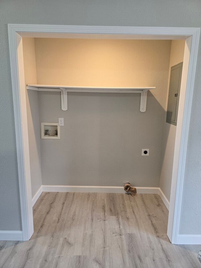 Building Photo - 2 Bedroom , 1 Bathroom Apartment!