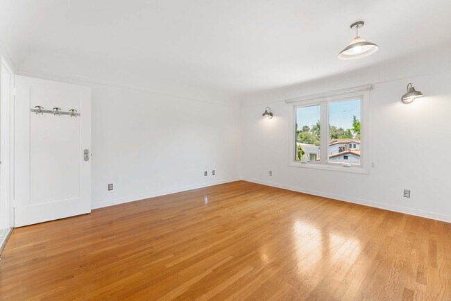 Building Photo - Incredible 4 bd 3 ba home