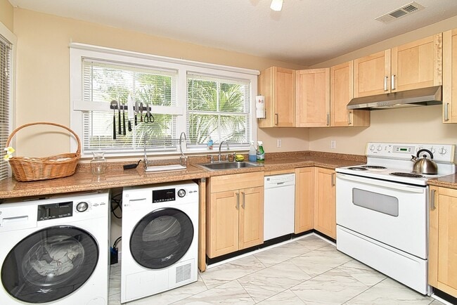 Building Photo - 7 Dupont Ln