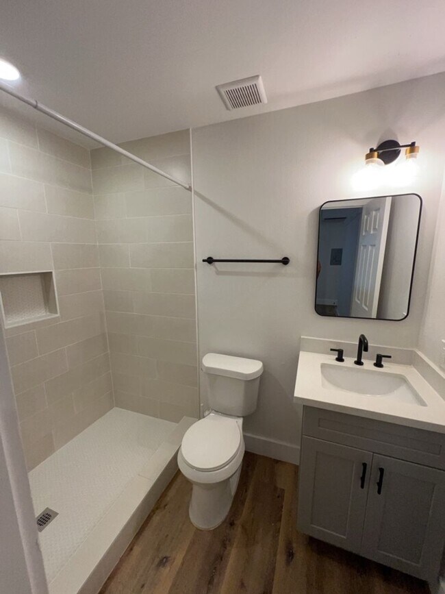 Building Photo - 224 Everton St