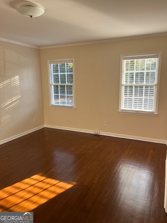 Building Photo - 220 S Zetterower Ave
