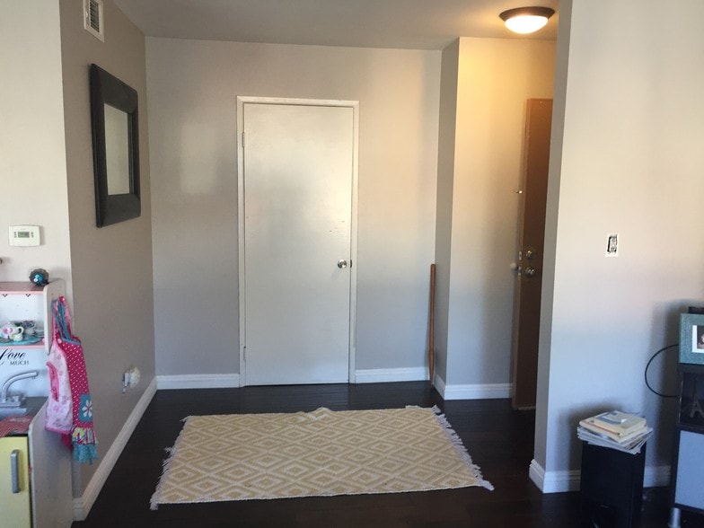 Entry Way - 6811 Alvarado Rd