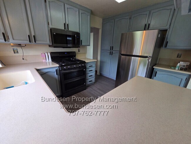 Building Photo - Spacious 4bd/2.5ba in "M" section of Rohnert Park