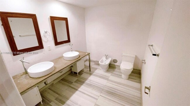 Building Photo - 495 Brickell Ave