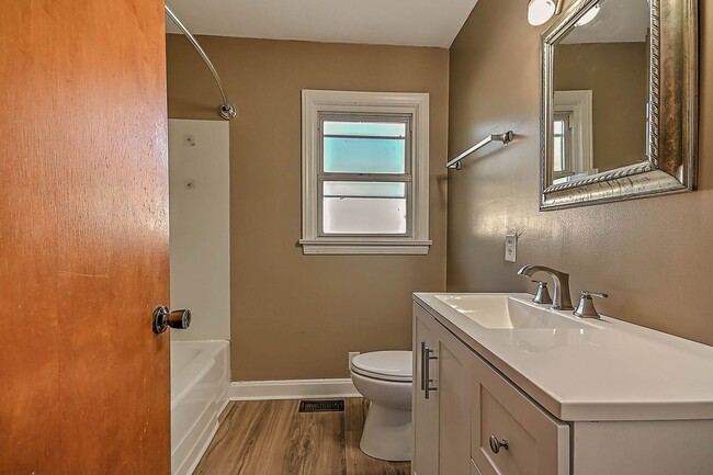 Building Photo - 115 Starlite Dr