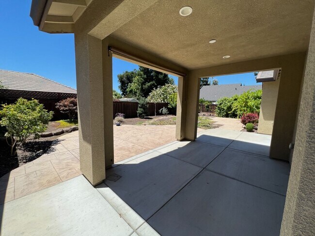 Building Photo - Newer single story home located in desirab...