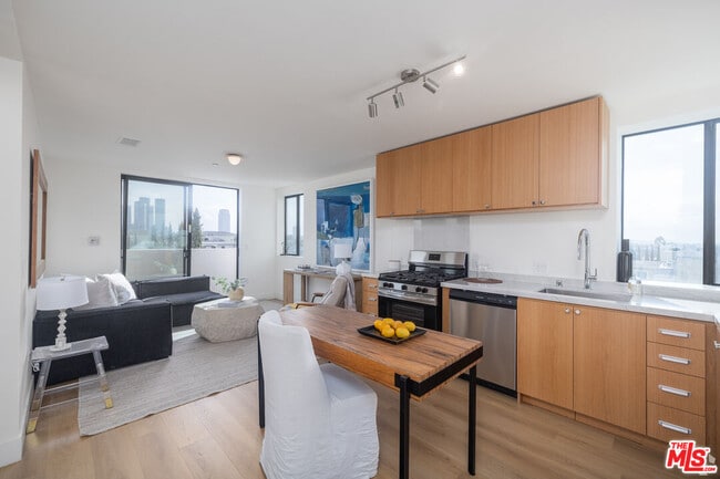 Building Photo - 1822 Overland Ave