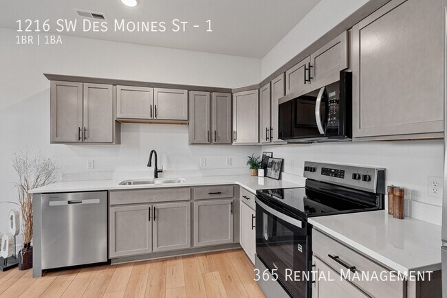 Building Photo - 1216 SW Des Moines St