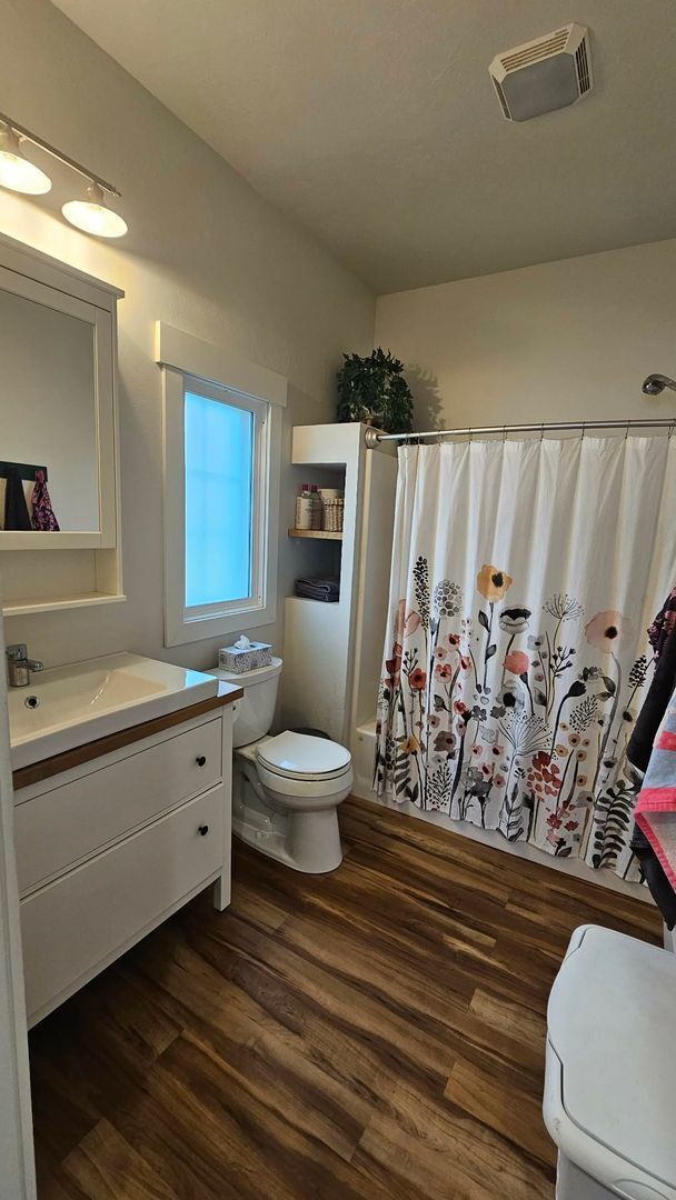 Building Photo - Fully Furnished House plus Mother-in-law suite - Lake Views & Access - Winter Rental Only