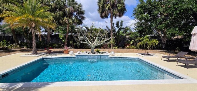Building Photo - 2115 Alvarado Ln