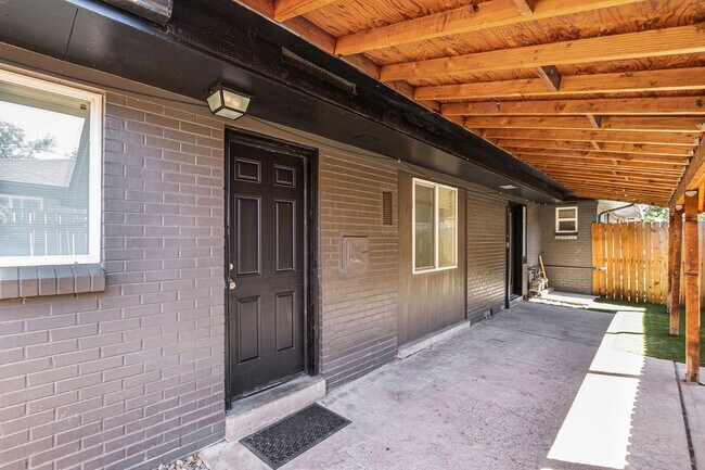 Building Photo - Hale neighborhood duplex w/large patio for...