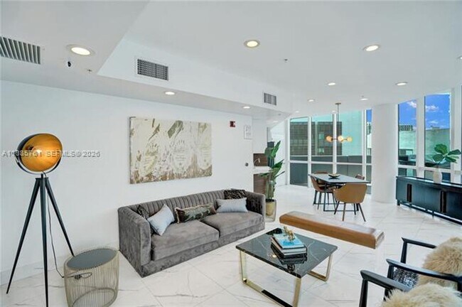 Building Photo - 480 NE 30th St