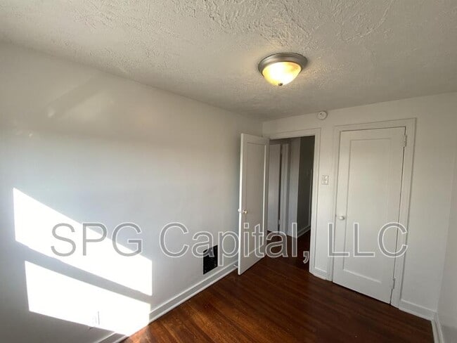 Building Photo - 2529 Derry St