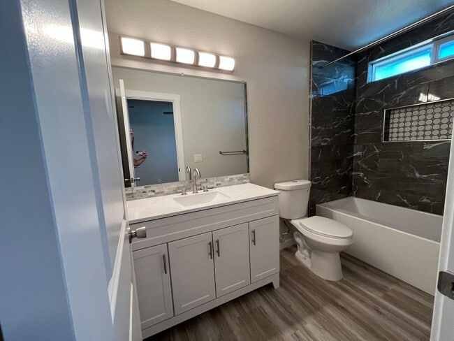 Building Photo - Remodeled cozy home in North Redding!