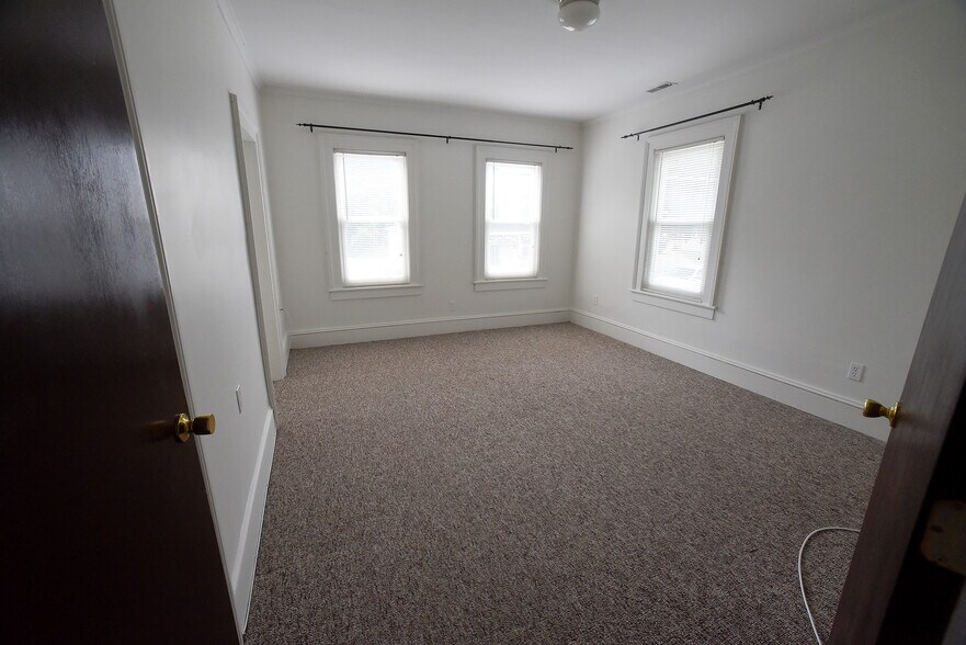 Larger Bedroom - 80 Walnut St