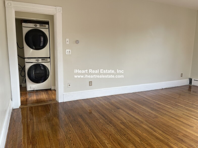 Building Photo - 338 K St