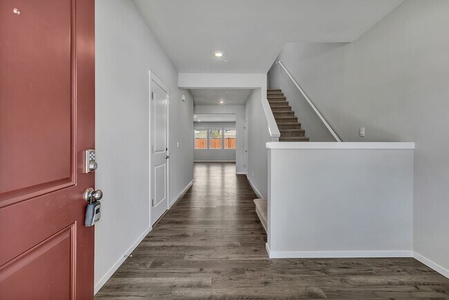 Building Photo - Spacious Puyallup Home with Room for the E...
