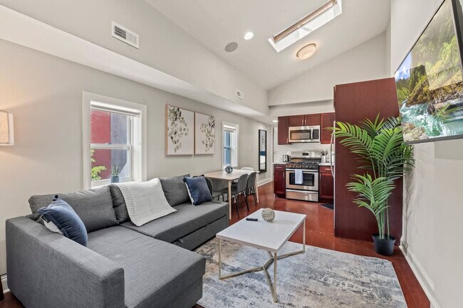 Building Photo - 606 S 2nd St