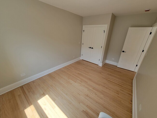 Building Photo - 6418 N Richmond St