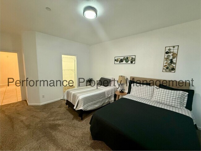 Building Photo - Spacious 4 Bed/2 Bath SW Bakersfield Home w/ RBP & $0 Deposit Option