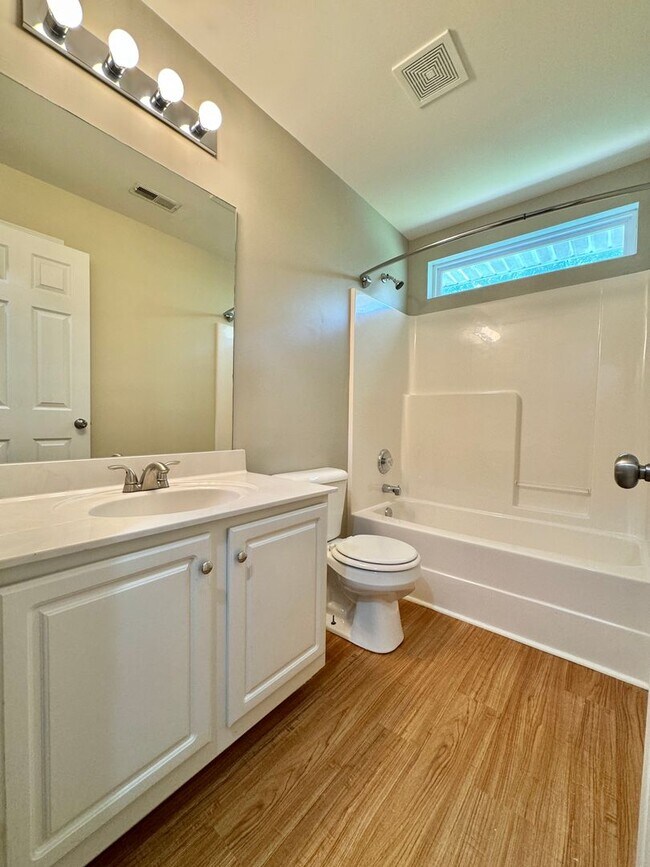 Building Photo - 3 Bed, 2 Offices, 2.5 Bath w/ 2 Car Garage in McKays Mill