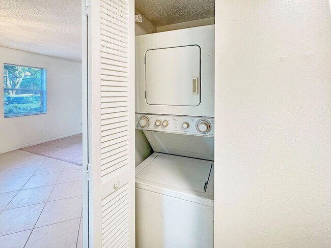 Building Photo - 6090 N Sabal Palm Blvd