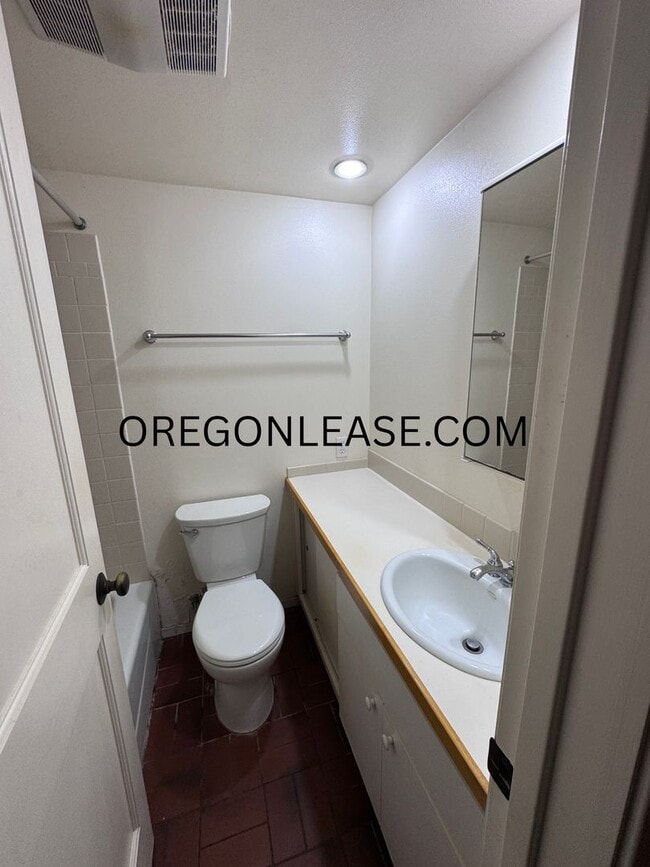 Building Photo - One bedroom downtown Eugene Apartment