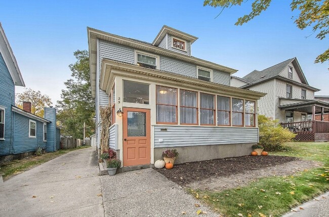 Building Photo - 25 E 16th St