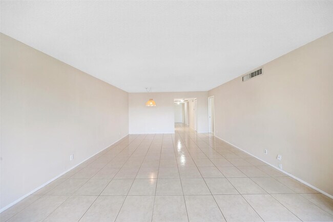 Building Photo - 2601 S Palm Aire Dr