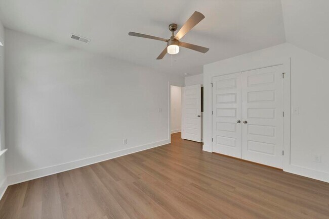 Building Photo - Spacious 3 Bedroom House with Primary Suite on Main Level