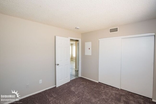Building Photo - Beautifully Updated 2Bdm 1Ba Unit in a Gat...