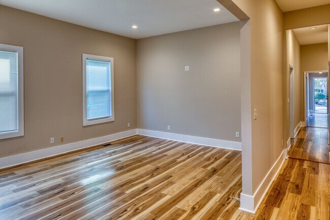 Building Photo - 2 Bed, 2 Bath Available Now!