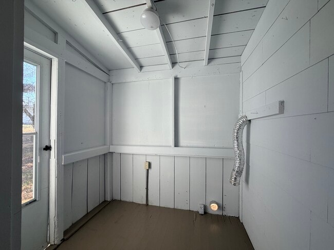 Building Photo - 104 Sycamore St