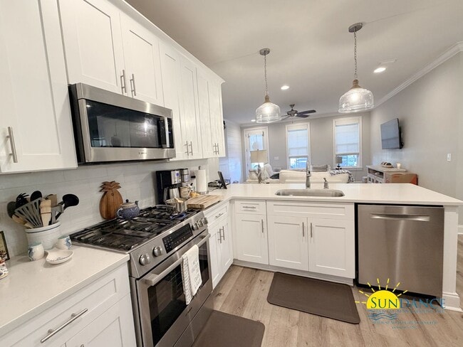 Building Photo - Charming 3BR Home with really great neighborhood perks!