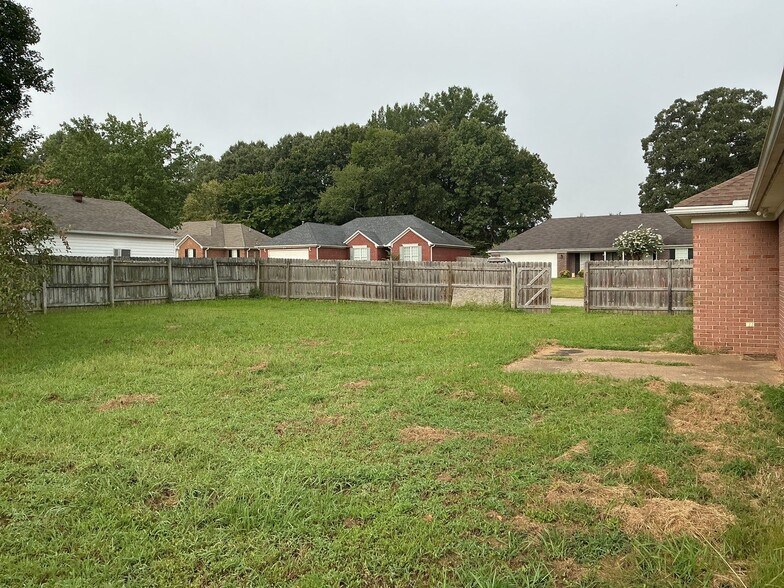 Building Photo - 10 Birdsong Cv