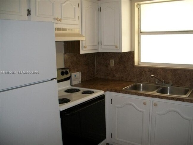 Building Photo - 9359 Fontainebleau Blvd