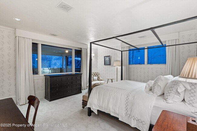 Building Photo - 304 S Garmisch St