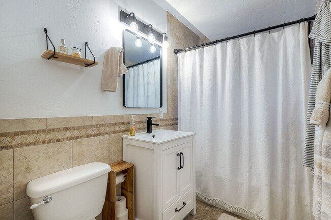 Building Photo - San Diego Coastal Dream Crown Point Jewel 3 or 6 Month lease only Partially Furnished Ready for M...