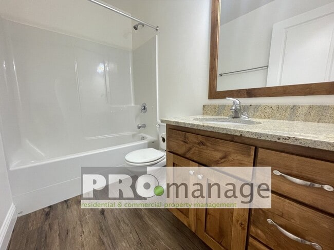 Building Photo - 3 Bed, 2 Bath Town Home w/ 2 Car Garage - Idaho Falls