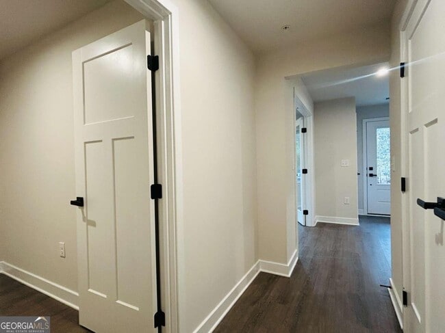 Building Photo - 420 Thatch Ter