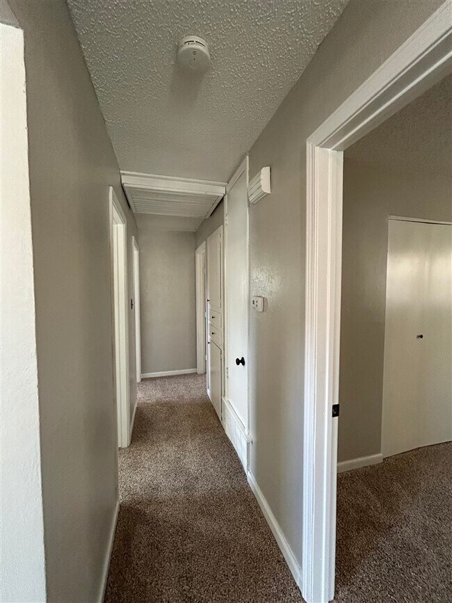 Building Photo - 6428 NW Arrowhead Dr