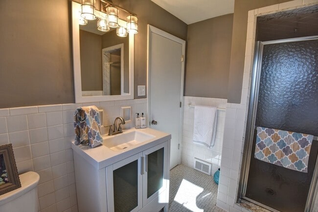 Building Photo - 2 Bed 3 Bath Single Family Home For Rent i...