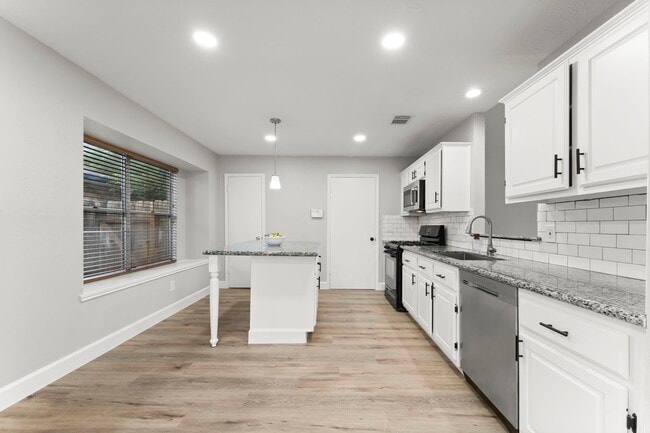 Building Photo - 1111 Tanglewild Ln