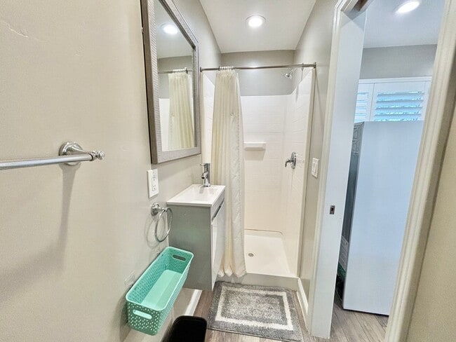 Building Photo - Fully Furnished Studio Near Nugget