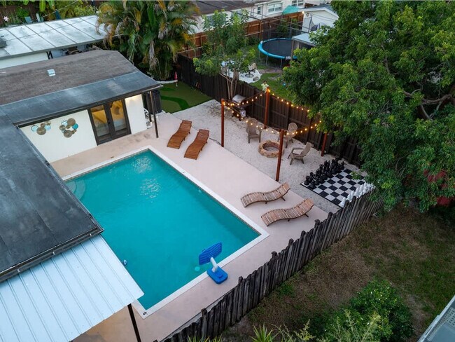 Building Photo - 6450 Perry St