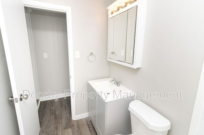 Building Photo - 210 S Lovell Ave