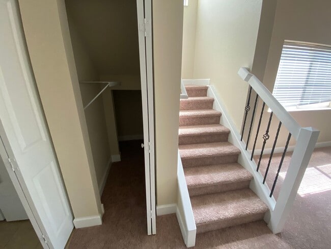 Building Photo - Beautiful Townhouse Style Apartment availa...