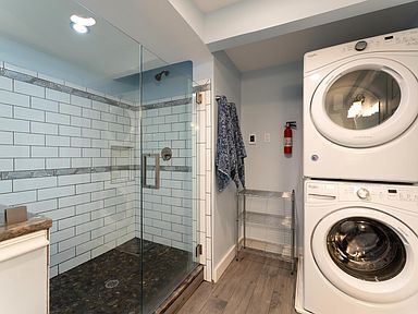 Building Photo - Charming 3-Bedroom Historic Home in Downto...