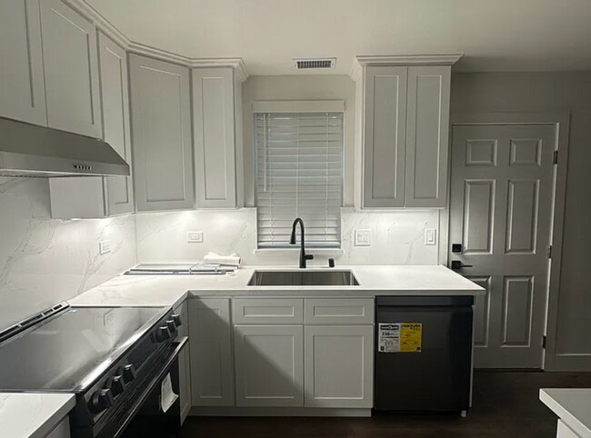 Building Photo - Beautiful Hayward 3/1!  Please read entire ad for viewings